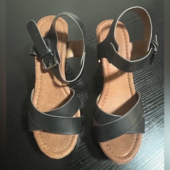 Shoes - Black Strappy Sandals